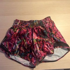 Size 2 lululemon hotty hots 4”